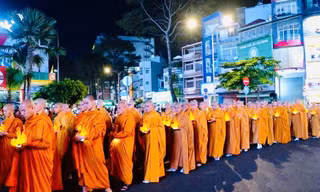 Tinh thần Phật đản lan tỏa trên cả nước, rực rỡ sắc màu Vesak 2025