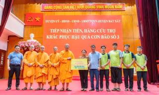 Mang đồng phục, đồ dùng học tập đến với học sinh vùng lũ