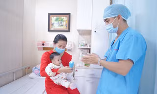 Chỉ ho và chảy nước mũi, bé 4 tháng tuổi biến chứng nặng phải nhập viện
