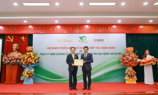 Doanh nhân Đỗ Quang Hiển nhận kỷ niệm chương vì sự nghiệp phát triển Đại học Quốc gia Hà Nội
