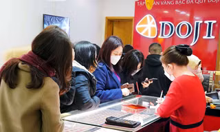 Các cửa hàng vàng DOJI tấp nập từ mùng 9 
