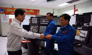 Phó Tổng Giám đốc Nguyễn Văn Hội thăm và chúc tết nhân sự vận hành tại Phòng Điều khiển trung tâm đêm giao thừa.