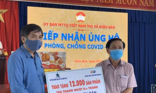 Đại diện lãnh đạo Đài PT-TH Quảng Nam trao tặng 12.000 sản phẩm Trà Thanh Nhiệt Dr Thanh cho lãnh đạo UBND thị xã Điện Bàn – Quảng Nam. 