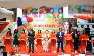 Rộn ràng mua sắm tại 'Lễ hội táo Pháp 2023'