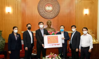 Đại diện CapitaLand Việt Nam trao chứng nhận tài trợ cho đại diện Ủy ban Trung ương Mặt trận Tổ quốc Việt Nam, Bộ Y tế vào ngày 7 tháng 4