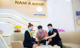Nhân viên Nam A Bank hướng dẫn khách hàng sử dụng ứng dụng Open Banking.