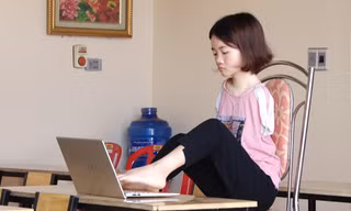 Lớp tiếng Anh cho trẻ em nghèo vùng quê của cô giáo không có 2 tay