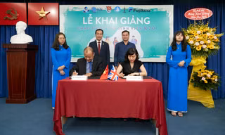 Đại diện ICAEW và trường ĐH Bách Khoa TP HCM ký kết biên bản hợp tác, dưới sự chứng kiến của thầy Phó Hiệu trưởng Nguyễn Danh Thảo.