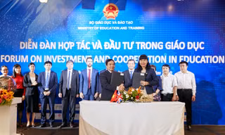 Hiệu trưởng trường Đại học Nguyễn Tất Thành và đại diện ICAEW Việt Nam ký kết hợp tác tại “Diễn đàn hợp tác và đầu tư trong giáo dục” ngày 16/10