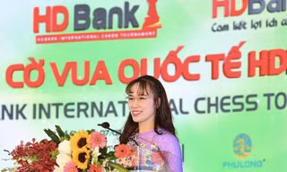 Nữ tỉ phú Nguyễn Thị Phương Thảo phát biểu tại một giải cờ vua quốc tế HD Bank - nơi tạo bệ phóng cho các tài năng Việt Nam