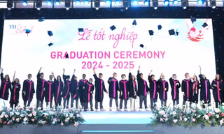 Lễ tốt nghiệp TH School Hòa Lạc: Học sinh cũ trở về khẳng định 1 điều, các phụ huynh nghe mà 'mát lòng'