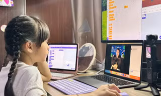 Bé gái 8 tuổi giỏi tiếng Anh, mê lập trình