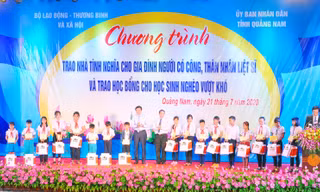 Các học sinh gia đình chính sách, hoàn cảnh đặc biệt nhận học bổng do Tập đoàn Novaland tài trợ