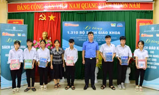 Tặng 1.000 tủ SGK dùng chung cho các trường vùng khó khăn 