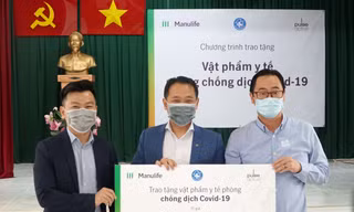 Ông Phan Minh Hoàng (trái) - Phó Chủ tịch VYPA đại diện nhận bảng trao tặng năm trăm triệu đồng từ đại diện Manulife Việt Nam - ông Chun Nam Ng (giữa) và Pulse Active - ông Bady Phạm