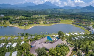 Một phần dự án Flamingo Đại Lải Resort với các biệt thự, nhà hàng ẩn hiện giữa không gian ngập tràn sắc xanh.