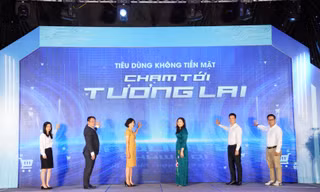 Kích hoạt sự kiện không dùng tiền mặt “chạm tới tương lai”