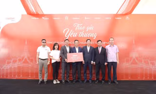 Viettel Global tặng quà cho bà con người Việt có hoàn cảnh khó khăn ở Siem Reap
