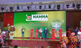Dược Nam Hà nhận cúp và chứng nhận 'Thương hiệu đông y tiêu biểu' tại ngày hội Đông y 2023