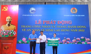 Nutifood cùng Ông Bầu trao hàng ngàn quà tặng cho công nhân