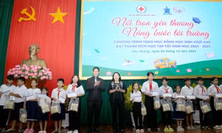 Tân Hiệp Phát trao 200 suất học bổng tiếp sức học sinh vượt khó tới trường tại Hậu Giang 
