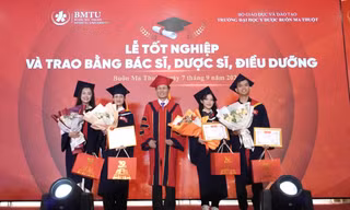 Trường Đại học Y Dược Buôn Ma Thuột trao bằng tốt nghiệp cho 240 tân bác sĩ, dược sĩ, điều dưỡng