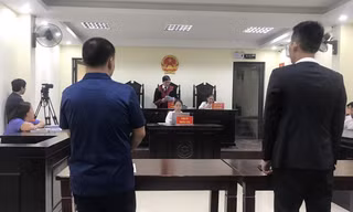 Đại diện bị đơn và nguyên đơn đứng nghe Tòa tuyên án ngày 30/9.