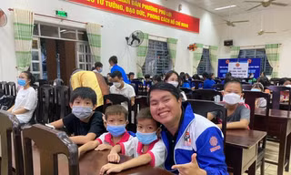 Cảm phục tinh thần vượt khó của cậu bé không cha từng xin cơm nơi cửa chùa