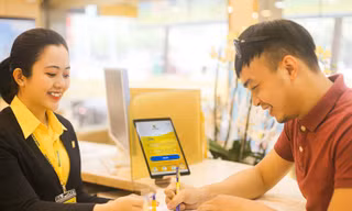 Khách hàng giao dịch tại Nam A Bank