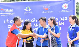 Nữ Doanh Nhân Vũ Phương Thuý ( áo vàng ) cùng quỹ hành trình xanh tham gia lễ khởi công xây nhà nhân đạo cho anh Lý Văn Tân