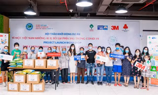Đại diện các gia đình tại Hà Nội nhận quà từ dự án trong chương trình