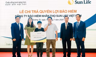 Chia sẻ tại buổi trao quyền lợi bảo hiểm, đại diện gia đình khách hàng cho biết số tiền được chi trả là sự động viên và an ủi kịp thời giúp gia đình ổn định cuộc sống trong thời gian tới
