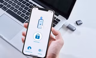 Người trẻ tối ưu hiệu suất làm việc tại nhà với các sản phẩm công nghệ
