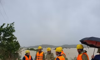 Ông Đinh Quang Chung, Phó GĐ Công ty Điện lực Hà Tĩnh chỉ đạo xử lý các khiếm khuyết và sự cố tại Điện lực Hương Khê