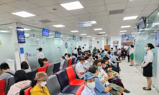 Sở hữu nhiều loại vắc xin cúm thế hệ mới, VNVC tấp nập người dân đến tiêm