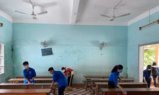 Các bạn ĐVTN tham gia vệ sinh trường lớp. Ảnh: Trương Định