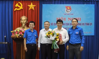 Ban Tổ chức Tỉnh ủy trao quyết định của Ban Thường vụ Tỉnh ủy về điều động cán bộ cho anh Tiên.