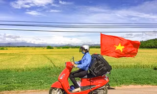 Nữ cán bộ Đoàn xã Tây An (huyện Tây Sơn tỉnh Bình Định) rong ruổi trên khắp nẻo đường tuyên truyền cho người dân phòng chống dịch COVID-19.