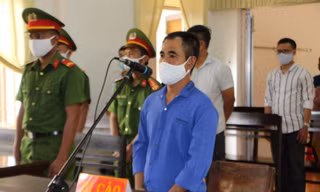 Nguyễn Văn Thiện tại phiên tòa xét xử sáng 24/4.