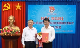 Ông Lương Đình Tiên nhận quyết định.