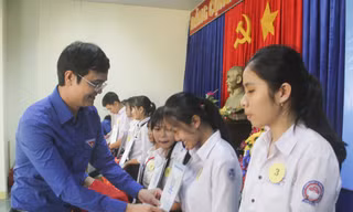 Bí thư Thường trực Bùi Quang Huy trao quà cho các em học sinh. Ảnh: Trương Định