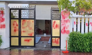 Nhà riêng của giám thị trại giam bị tạt sơn, bôi bẩn.