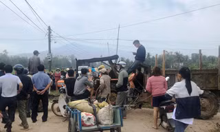 Dân chặn xe lãnh đạo không cho dự lễ khánh thành nhà máy điện mặt trời.