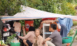 Một hộ dân ở phường Nhơn Phú (TP Quy Nhơn) có nhà bị ngập nước phải di dời lên đường sắt để tránh lũ. Ảnh: H.T