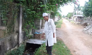 Cần khơi thông cống rãnh, san lấp vũng nước đọng... để ấu trùng muỗi không có cơ hội phát triển. Ảnh: T.H