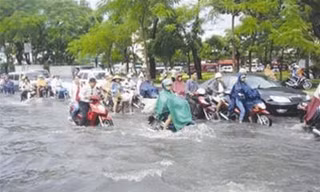 Cảnh báo nhiều tuyến phố ở Hà Nội ngập úng