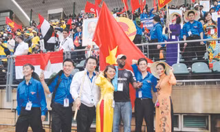 Ca sĩ Thái Thùy Linh, Minh Quân tham gia giao lưu thanh niên thế giới để giúp quảng bá hình ảnh Việt Nam Ảnh: Trí Đường