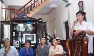 Người thân của các lao động kẹt tại Nga đang rất lo lắng trước tình cảnh của con em mình Ảnh: Bảo Anh