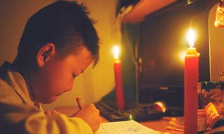 Những cảnh mất điện như thế này sẽ còn tái diễn dù giá điện liên tục tăng cao	Ảnh: Xuân Phú