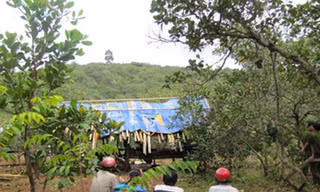 Cha lẻn vào chòi vung dao giết con lúc nửa đêm